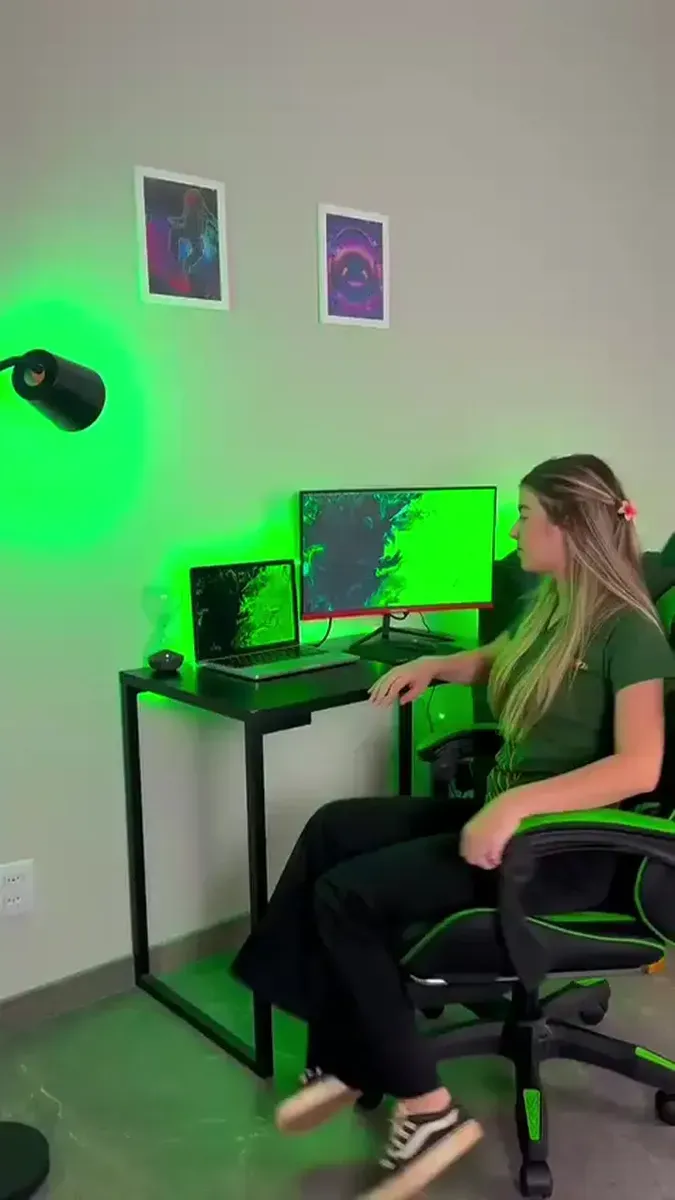 Cadeira De Escritório Gamer Nitro Ergonômica Estofado Couro Sintético Reclinável Altura Ajustável Apoio Para Pés Cor Verde Luvinco - R$ 490,39