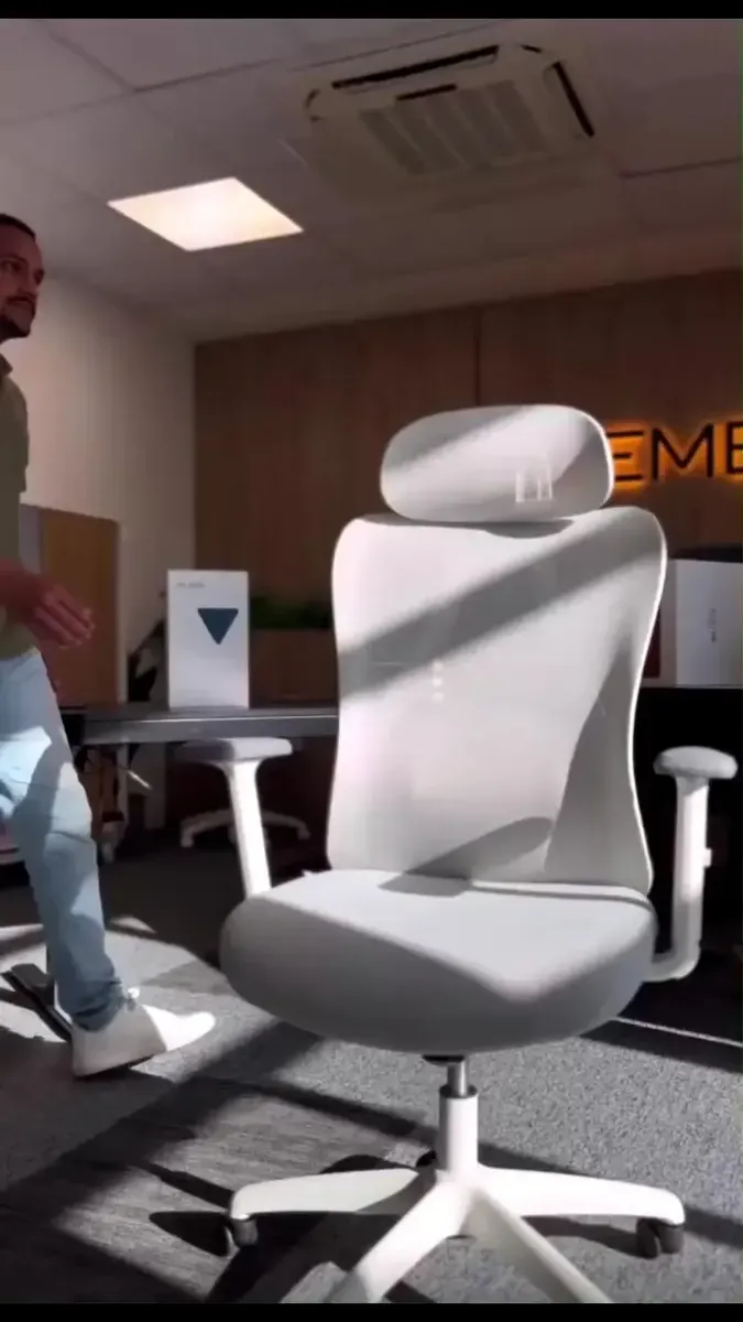 Cadeira Escritório Confortavel Ergonômica Elements Samaia Cinza NR17 - R$ 1.749,9