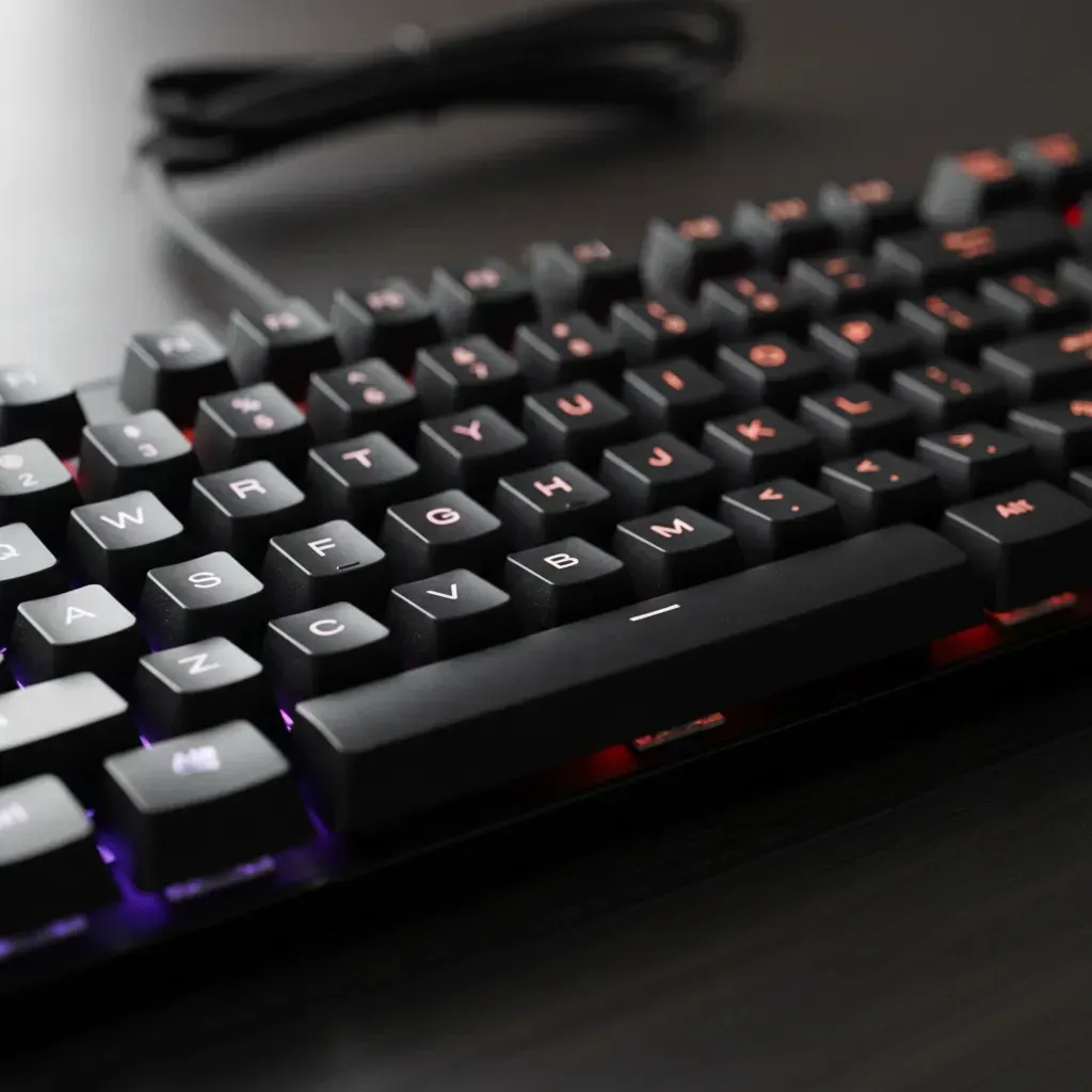 Teclado THYPE semimecânico QWERTY com luz RGB e teclas anti-ghost preto